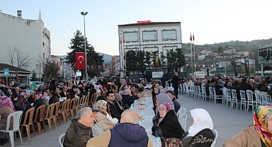 BAŞKAN ÖZDEMİR ALAÇAMLILARLA İFTARDA BİR ARAYA GELDİ