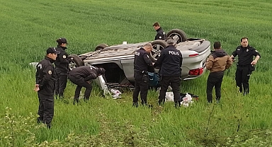 YAKACIK'TA OTOMOBİL TARLAYA UÇTU