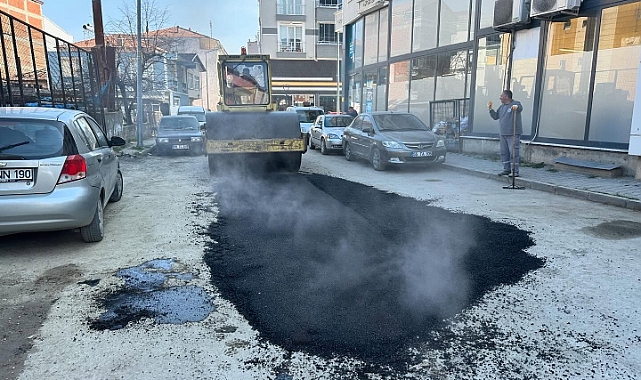 KAR SONRASI BOZULAN YOLLARA RÖTUŞ YAPILIYOR