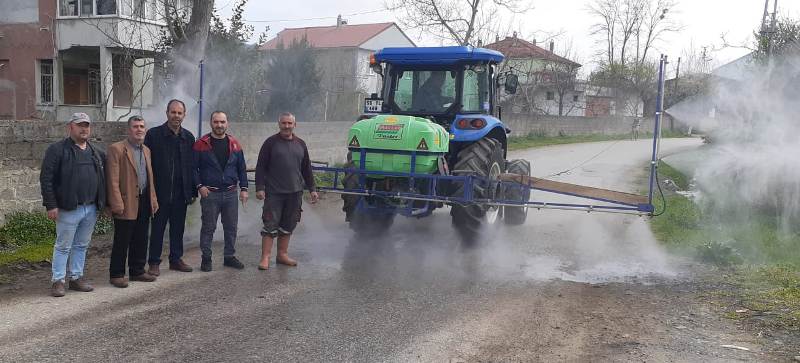 YENİCE MAHALLE MUHTARI SOKAKLARI KORONA VİRÜSE KARŞI İLAÇLADI